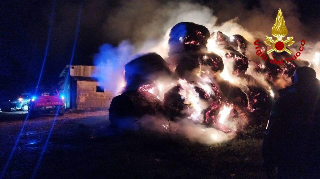Ascoli Piceno - Nubifragio, auto bloccata nell’acqua. A Folignano, fulmine incendia rotoballe